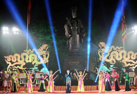 Le réveillon fêté en grande pompe à Hanoi - ảnh 1